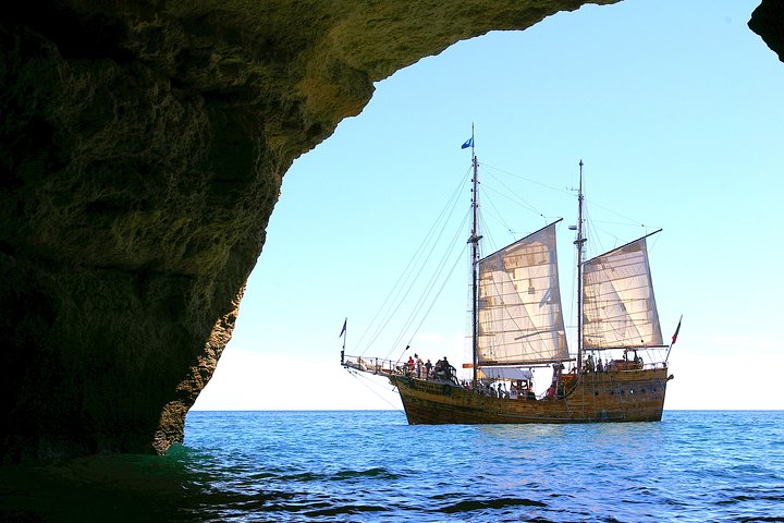 10:15 – 11:00 | Coastal Cruise & Caves Visit