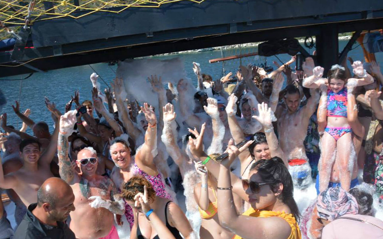 14:00 – 14:30 | Entertainment & Foam Party